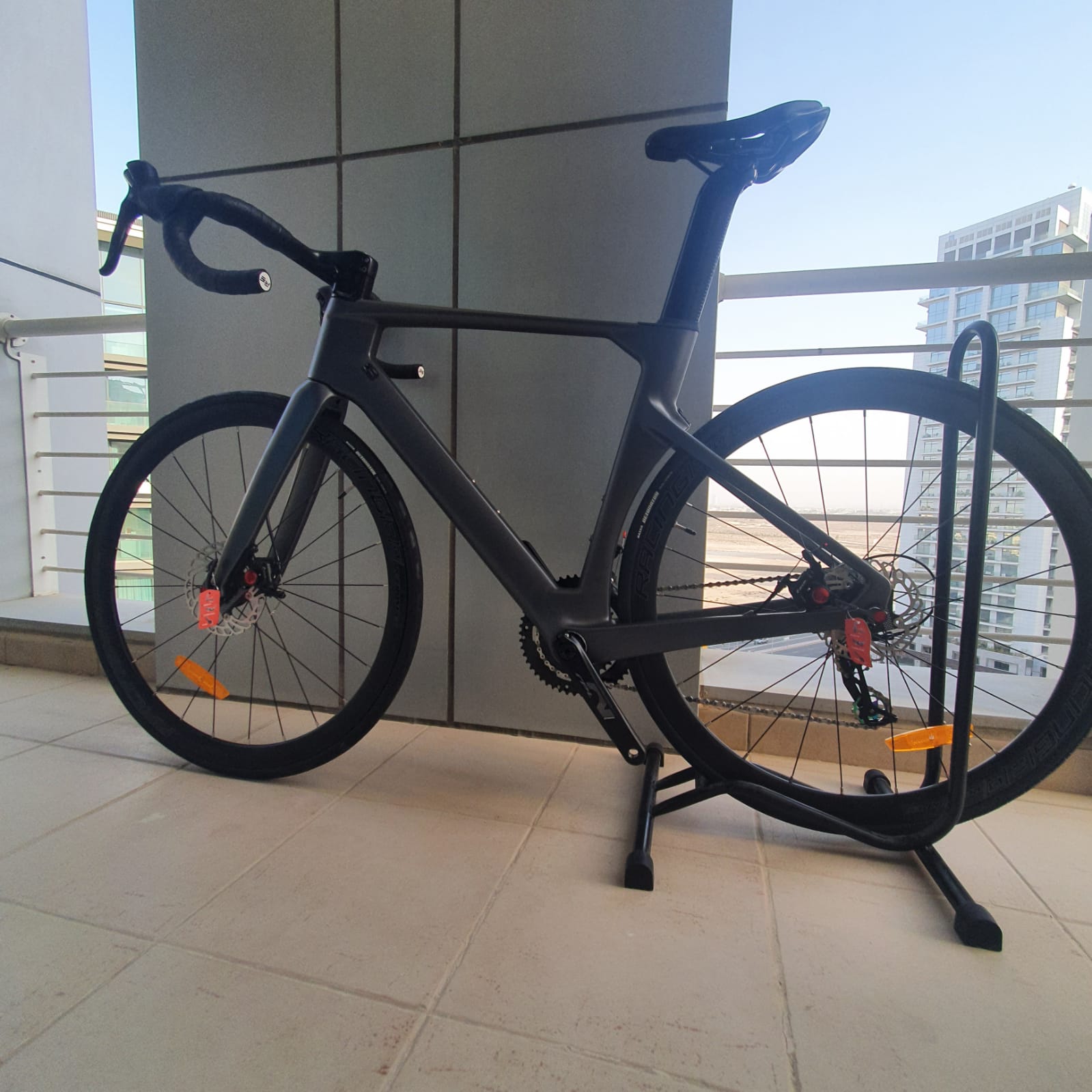 R10 700c Carbon Bike Road Bike - Matt Black SRAM